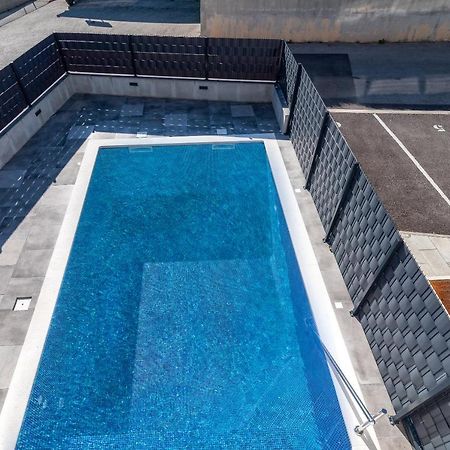 Poolside 2 Bedroom Ap. Mare Trogir Kültér fotó
