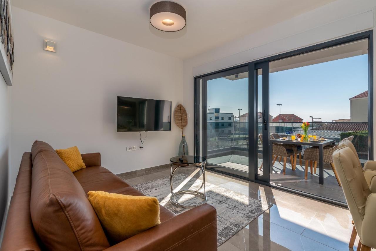 Poolside 2 Bedroom Ap. Mare Trogir Kültér fotó