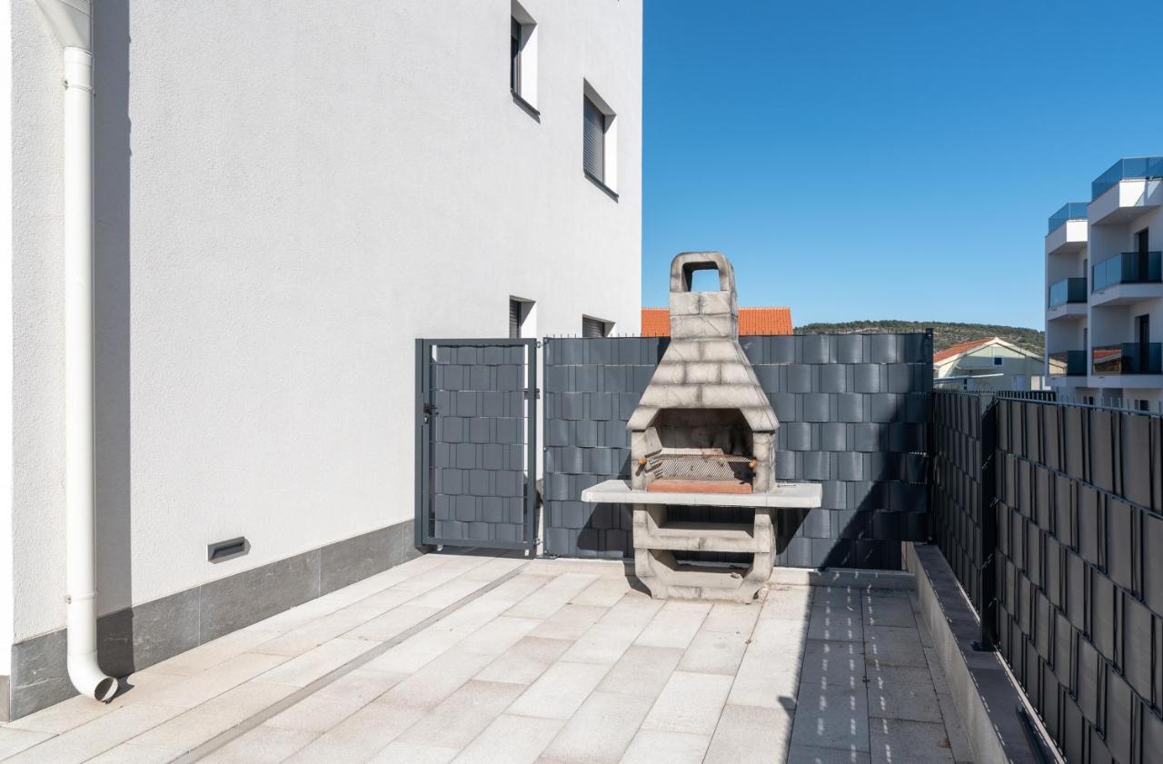 Poolside 2 Bedroom Ap. Mare Trogir Kültér fotó