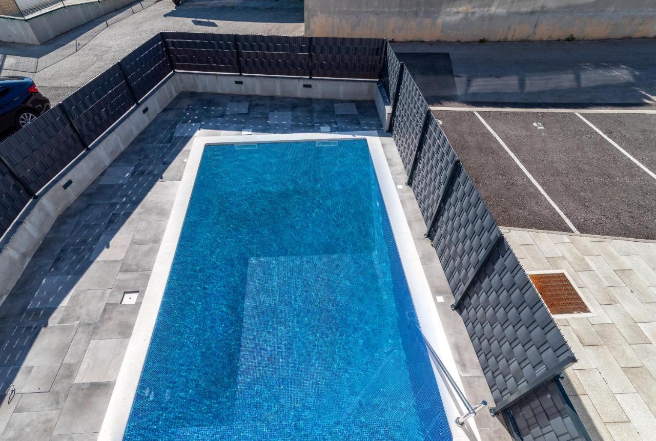 Poolside 2 Bedroom Ap. Mare Trogir Kültér fotó