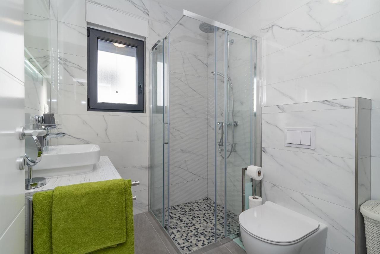 Poolside 2 Bedroom Ap. Mare Trogir Kültér fotó