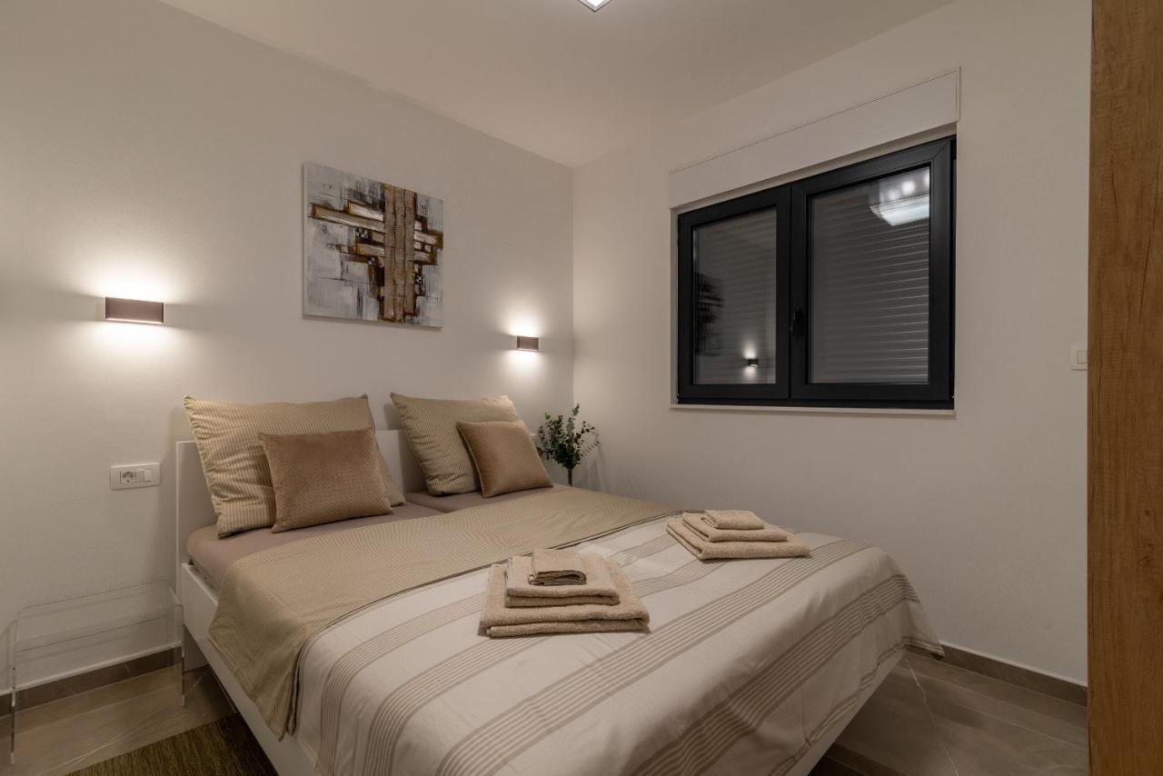 Poolside 2 Bedroom Ap. Mare Trogir Kültér fotó