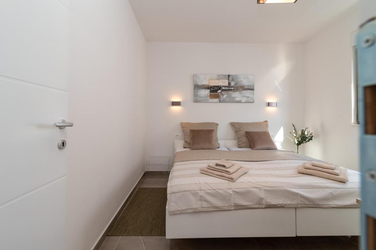 Poolside 2 Bedroom Ap. Mare Trogir Kültér fotó