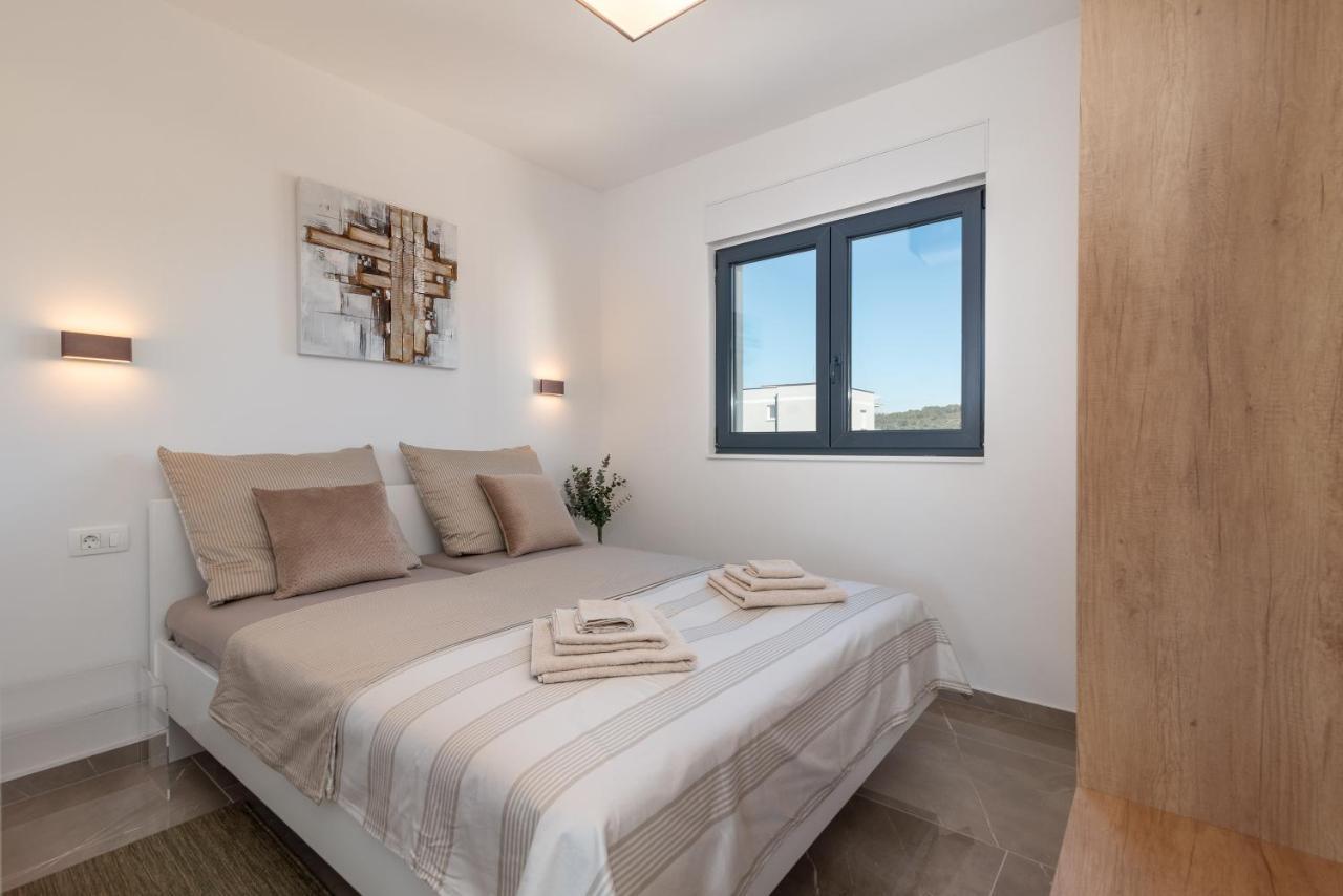 Poolside 2 Bedroom Ap. Mare Trogir Kültér fotó