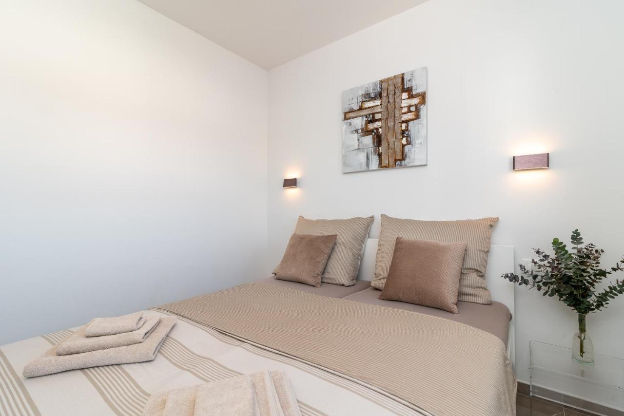 Poolside 2 Bedroom Ap. Mare Trogir Kültér fotó