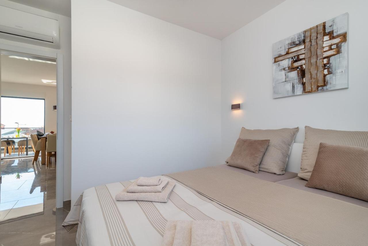 Poolside 2 Bedroom Ap. Mare Trogir Kültér fotó