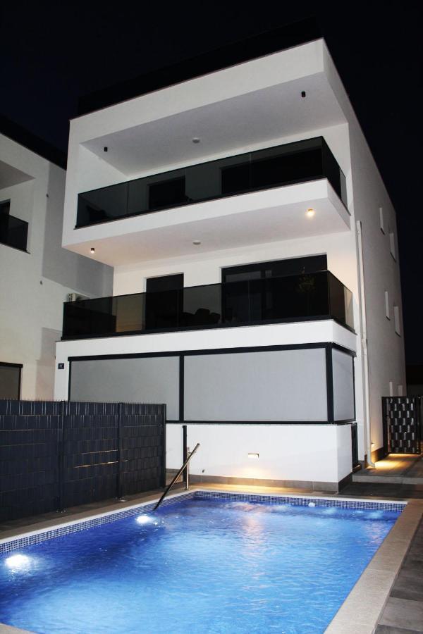 Poolside 2 Bedroom Ap. Mare Trogir Kültér fotó