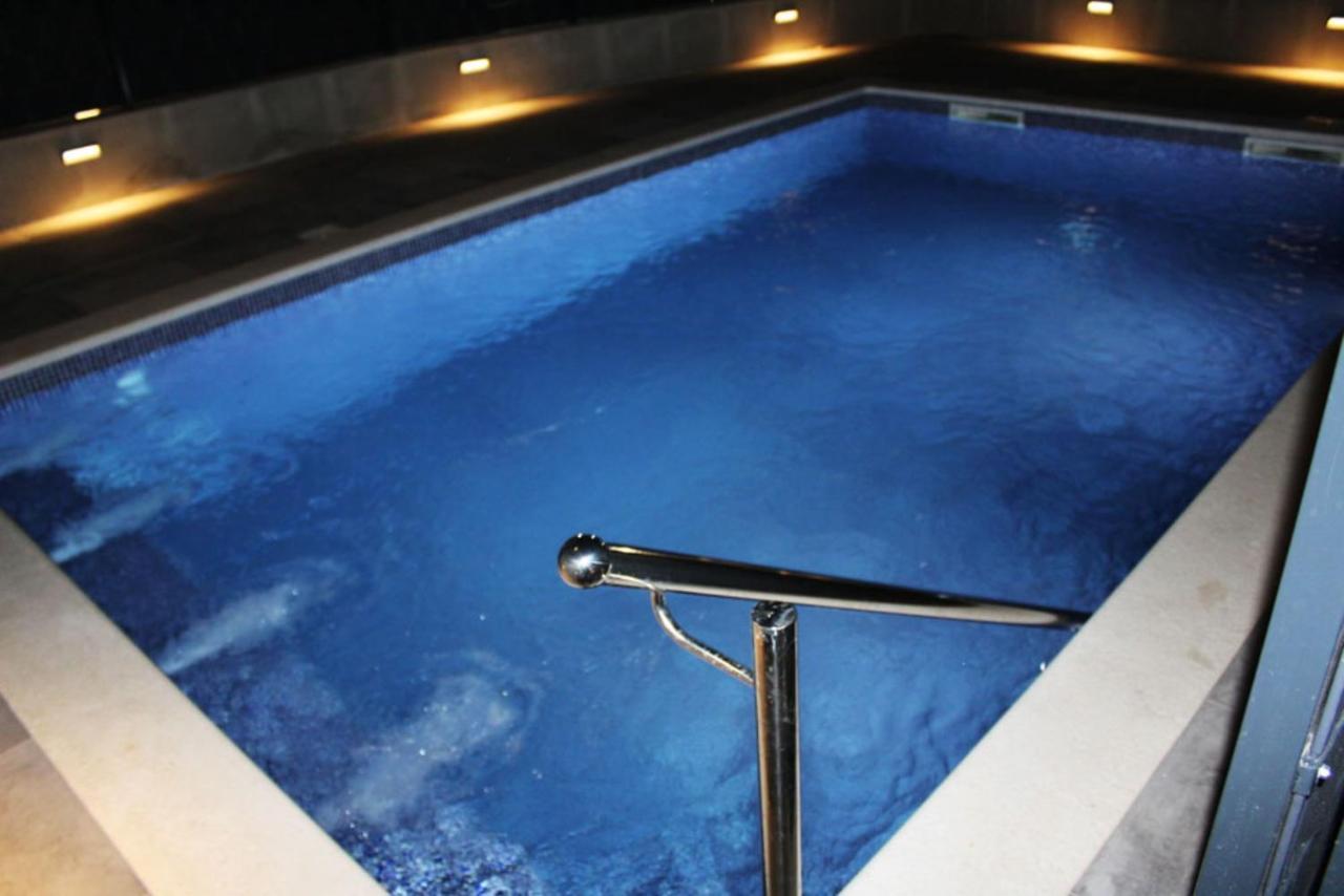Poolside 2 Bedroom Ap. Mare Trogir Kültér fotó